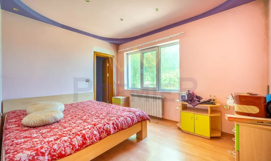 Триетажна къща в центъра на с. Игнатиево - - снимка 5 - Имоти Премиер