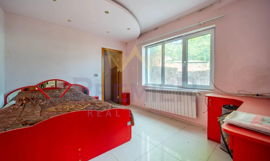 Триетажна къща в центъра на с. Игнатиево -  - снимка 9 - Имоти Премиер