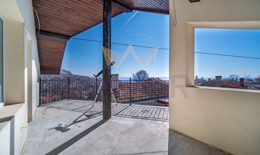 Триетажна къща в централната част на гр. Балчик -  - снимка 21 - Имоти Премиер