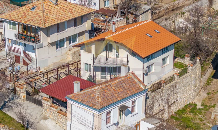 Триетажна къща в централната част на гр. Балчик -  - снимка 4 - Имоти Премиер