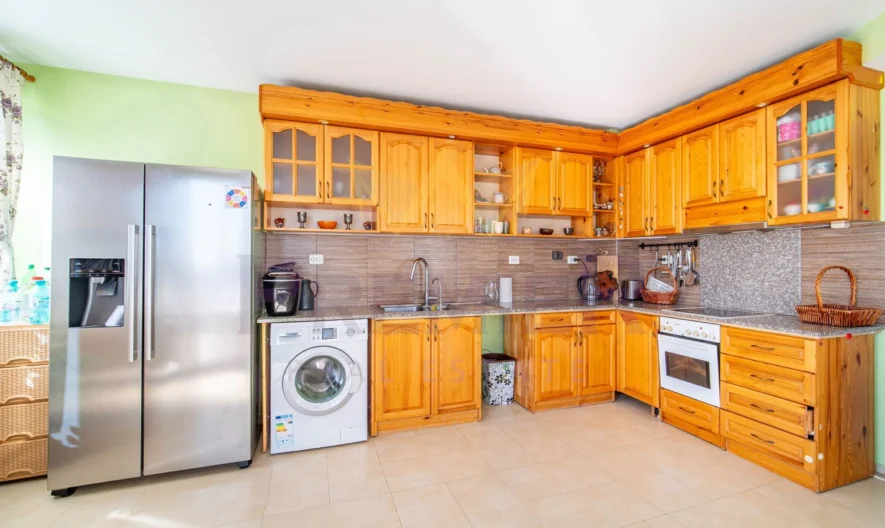 Триетажна къща в централната част на гр. Балчик -  - снимка 6 - Имоти Премиер