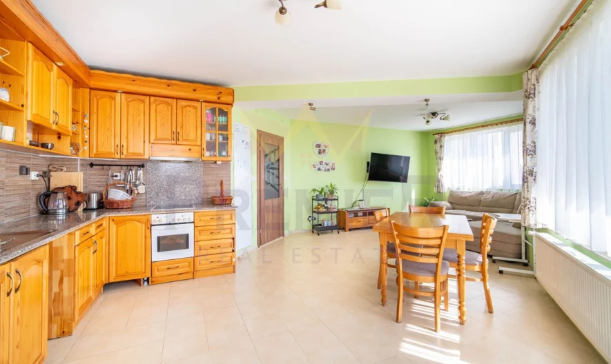 Триетажна къща в централната част на гр. Балчик -  - снимка 7 - Имоти Премиер