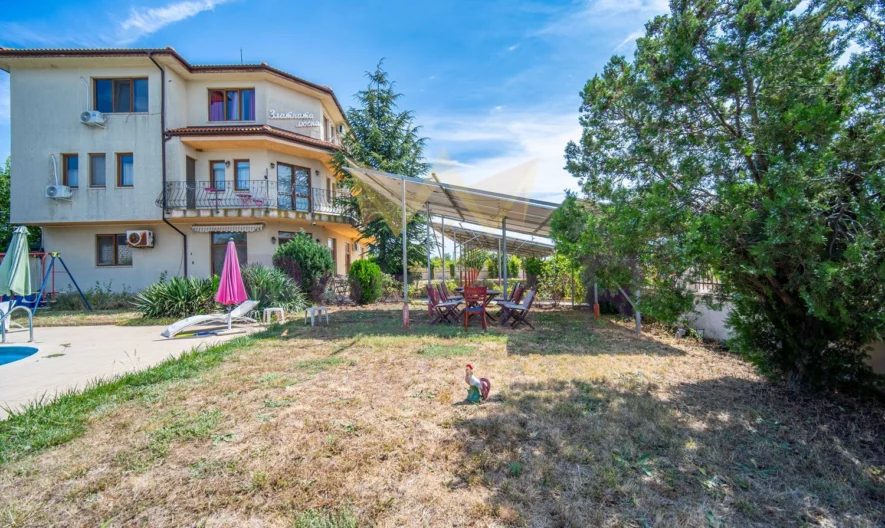 Триетажна къща за гости с разработен бизнес в с. Българево! Без комисион от страна на купувача ! -  - снимка 1 - Имоти Премиер