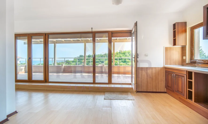 Тристаен апартамент с морска панорама в град Балчик ! - - снимка 3 - Имоти Премиер