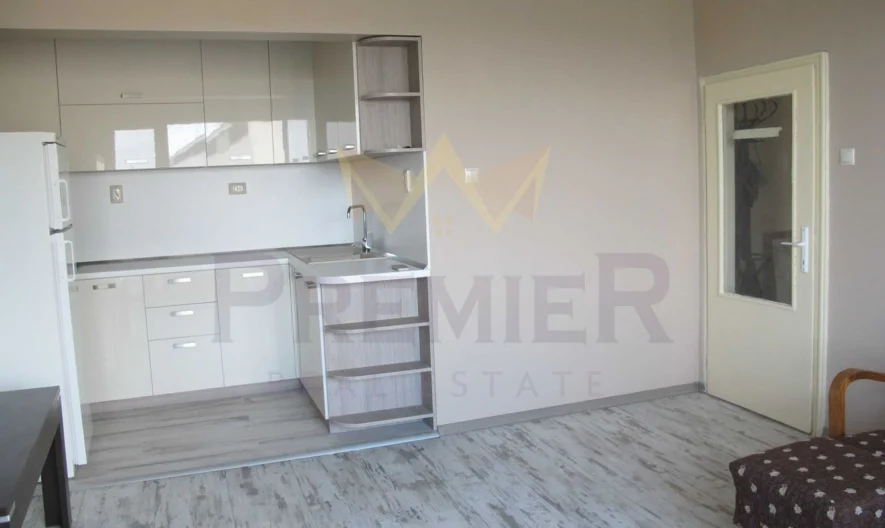 Тристаен апартамент в кв.Въстанически -  - снимка 2 - Имоти Премиер