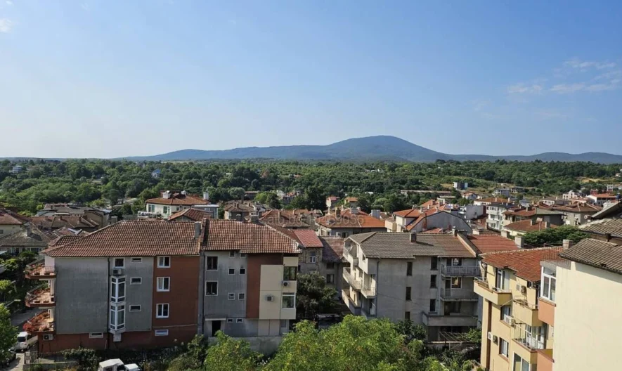 Тристаен апартамент в широкия център на Царево - - снимка 3 - Имоти Премиер