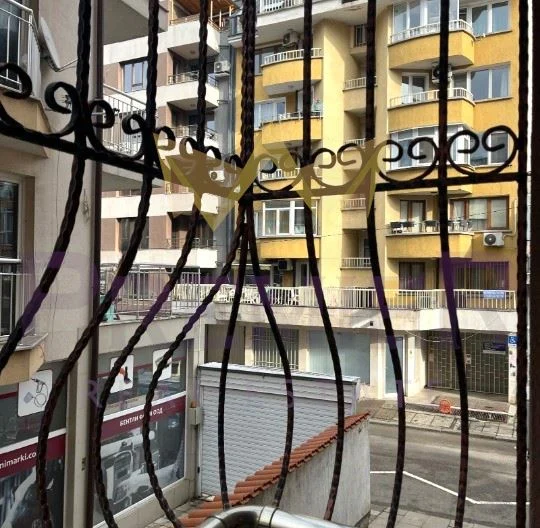 Тристаен апартамент в Център -  - снимка 11 - Имоти Премиер