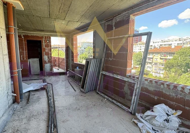 Тристаен апартамент в ж.к. Банишора - - снимка 1 - Имоти Премиер