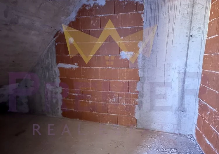 Тристаен апартамент в ж.к. Банишора -  - снимка 11 - Имоти Премиер