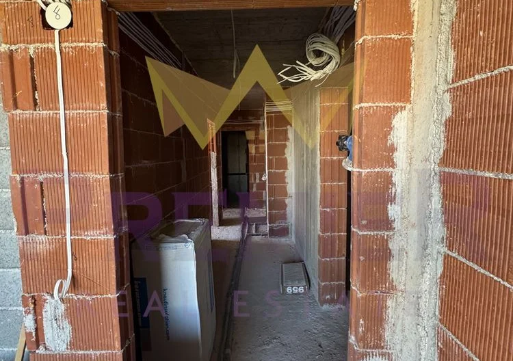 Тристаен апартамент в ж.к. Банишора -  - снимка 13 - Имоти Премиер