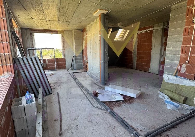 Тристаен апартамент в ж.к. Банишора -  - снимка 3 - Имоти Премиер