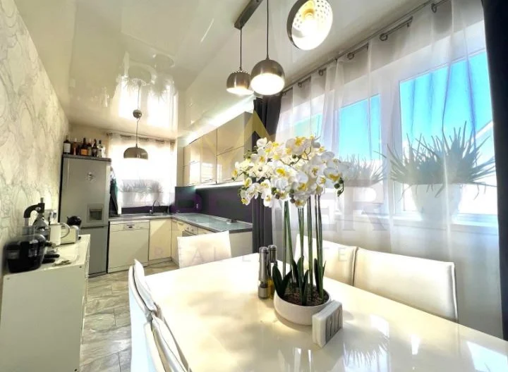 Тристаен обзаведен апартамент в кв.Сухата река - - снимка 3 - Имоти Премиер