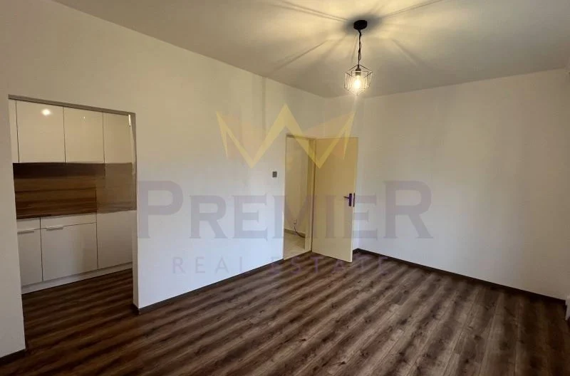 Тристаен панелен апартамент в гр. Пловдив, кв. Кючук Париж -  - снимка 2 - Имоти Премиер