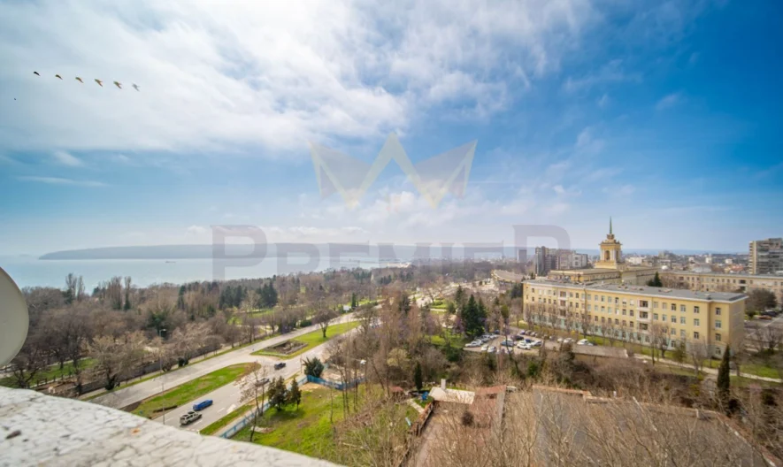 Тристаен тухлен апартамент с нескриваема морска гледка кв. Чайка - - снимка 1 - Имоти Премиер