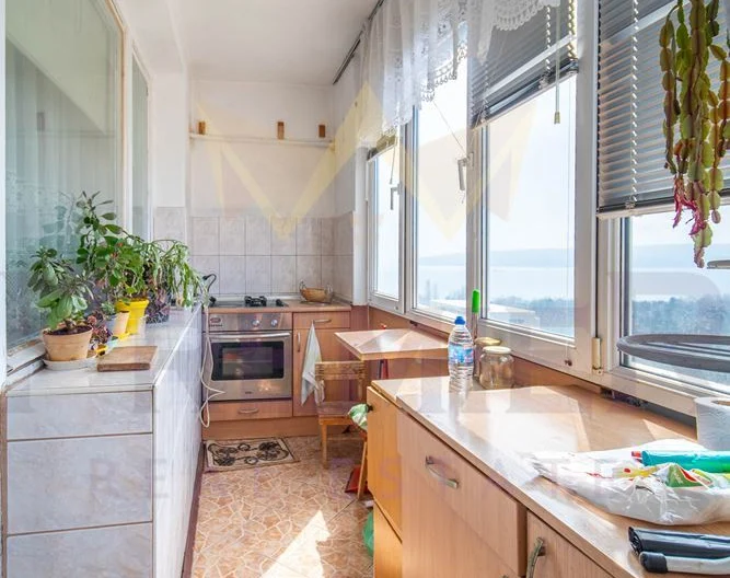 Тристаен тухлен апартамент с нескриваема морска гледка кв. Чайка - - снимка 6 - Имоти Премиер