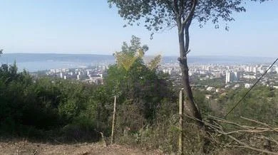 УЧАСТОК С БЕЗУПРЕЧНЫМИ ДОКУМЕНТАМИ ПОД НИЗКОЭТАЖНУЮ ЗАСТРОЙКУ - - снимка 4 - Имоти Премиер