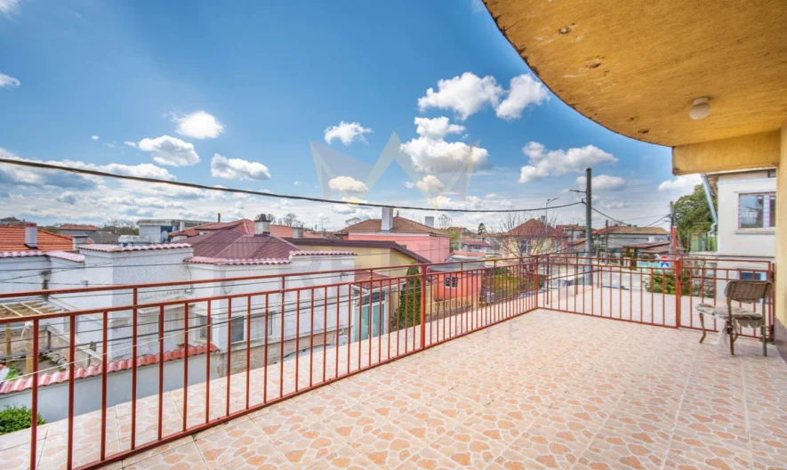 Уникална триетажна къща, разположена в центъра на град Каварна. - - снимка 1 - Имоти Премиер