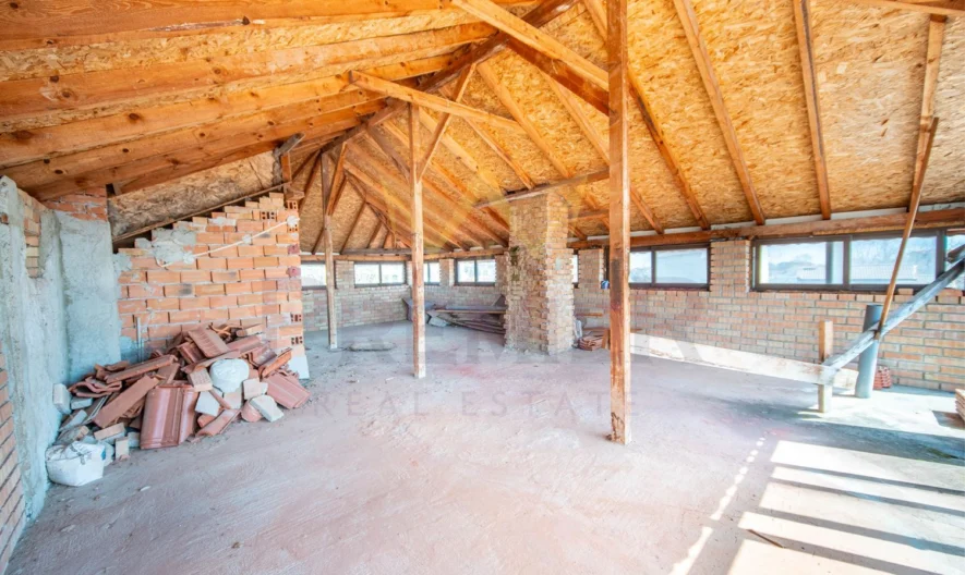 Уникална триетажна къща, разположена в центъра на град Каварна. - - снимка 25 - Имоти Премиер