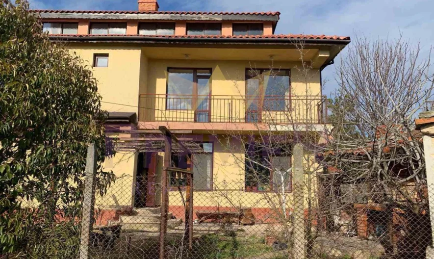 Уникална триетажна къща, разположена в центъра на град Каварна. - - снимка 26 - Имоти Премиер