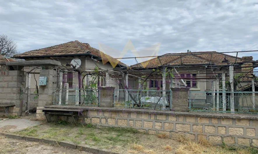 Уютна къща с голямо дворно място в с. Брестак, обл. Варна -  - снимка 1 - Имоти Премиер