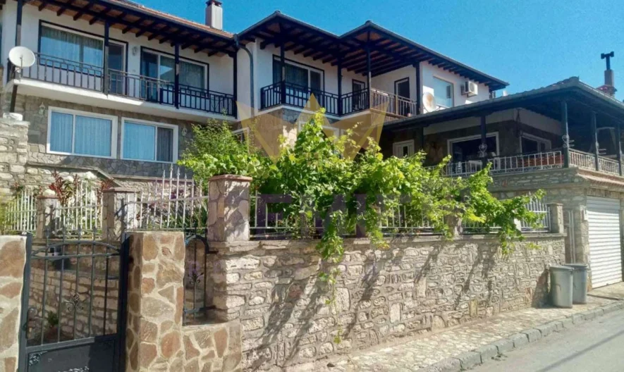 Впечатляваща двуетажна къща в град Балчик -  - снимка 1 - Имоти Премиер