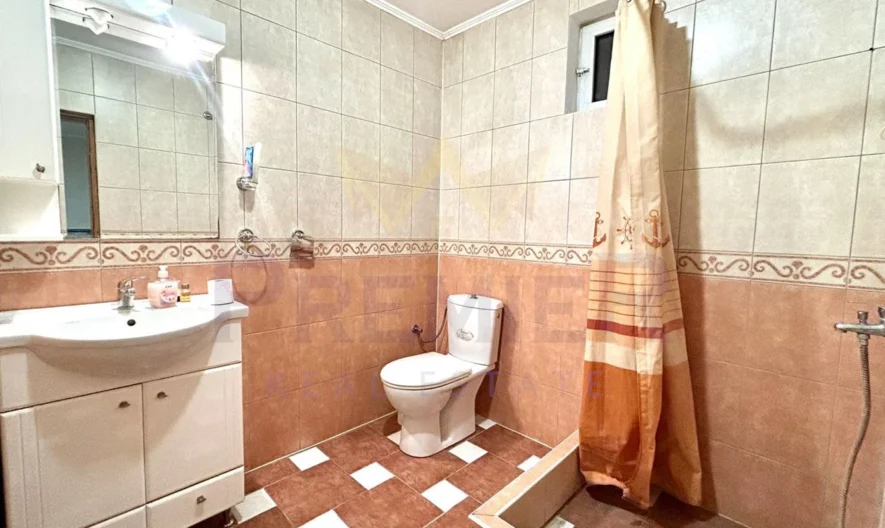 Впечатляваща двуетажна къща в град Балчик - - снимка 16 - Имоти Премиер