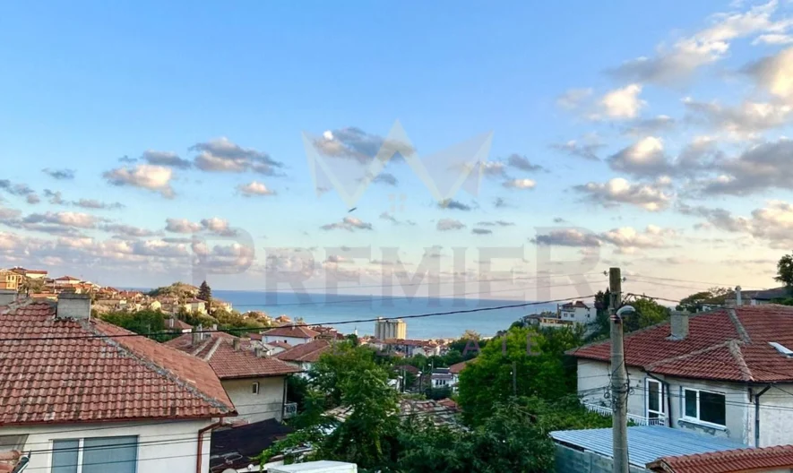 Впечатляваща двуетажна къща в град Балчик - - снимка 3 - Имоти Премиер