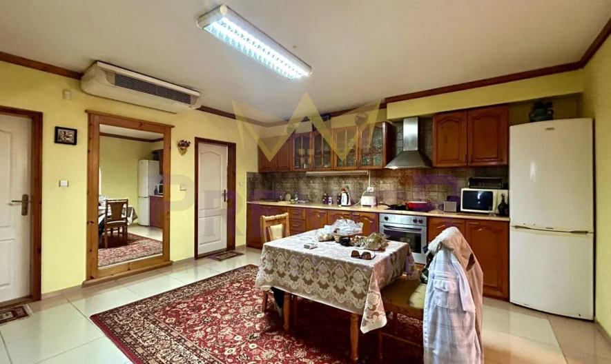 Впечатляваща двуетажна къща в град Балчик -  - снимка 8 - Имоти Премиер