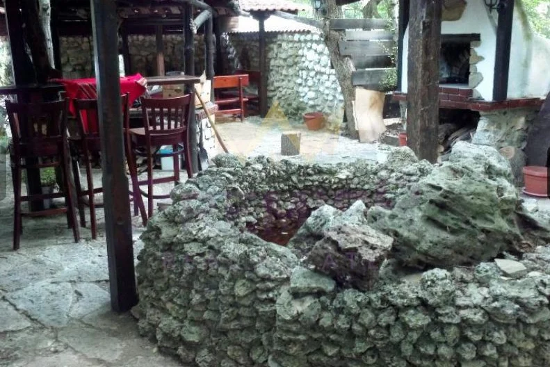 Заведение в старинен стил – самостоятелна сграда на главен път / к.к. Златни пясъци -  - снимка 4 - Имоти Премиер