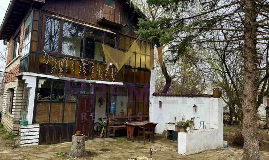 Zweistöckiges Haus im Dorf Bezvoditsa -  - snimka 1 - Imoti Premier