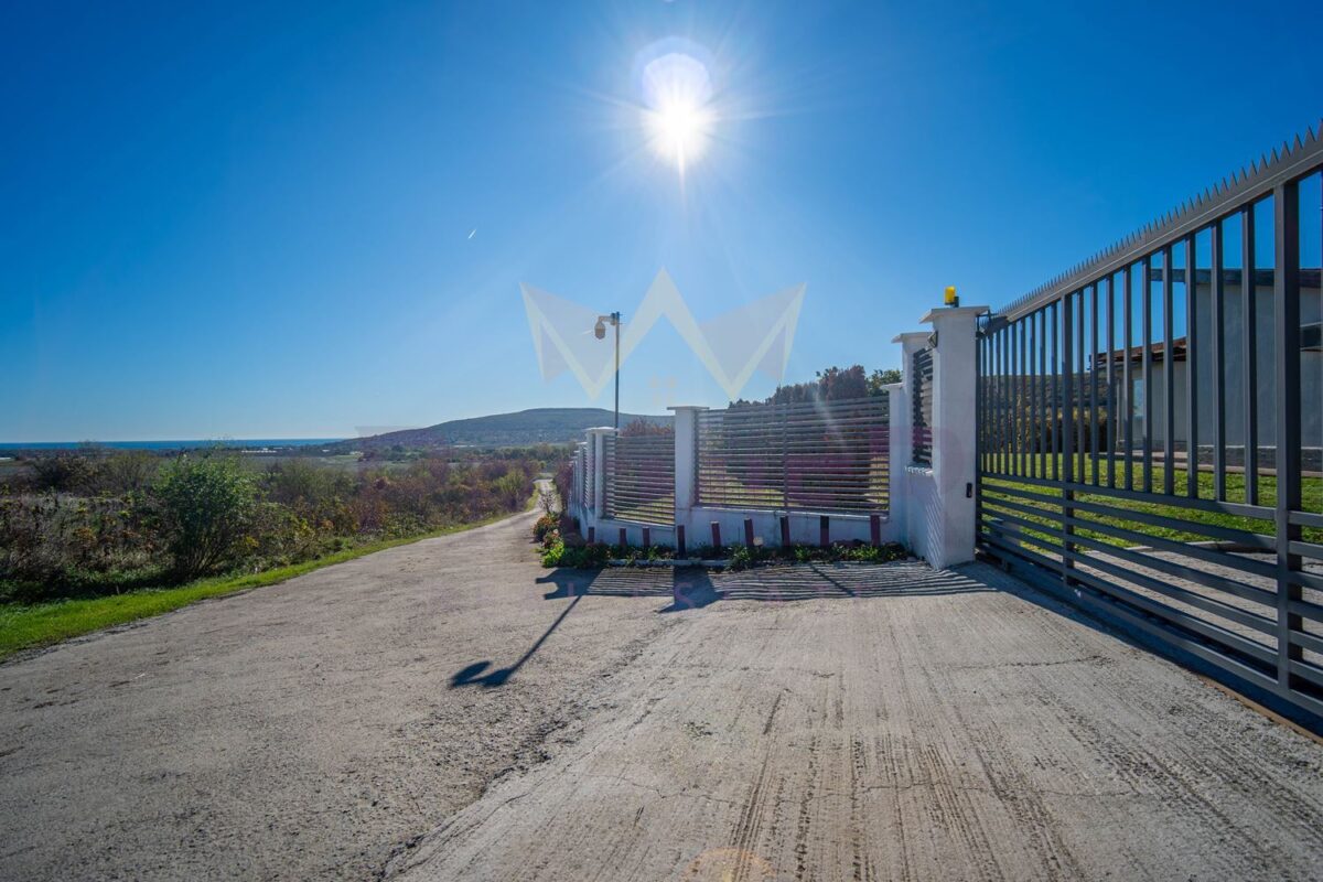 Самостоятелна едноетажна къща с двор в затворен комплекс с морска панорама до с. Кранево. - ИМОТИ ПРЕМИЕР - Агенция за недвижими имоти