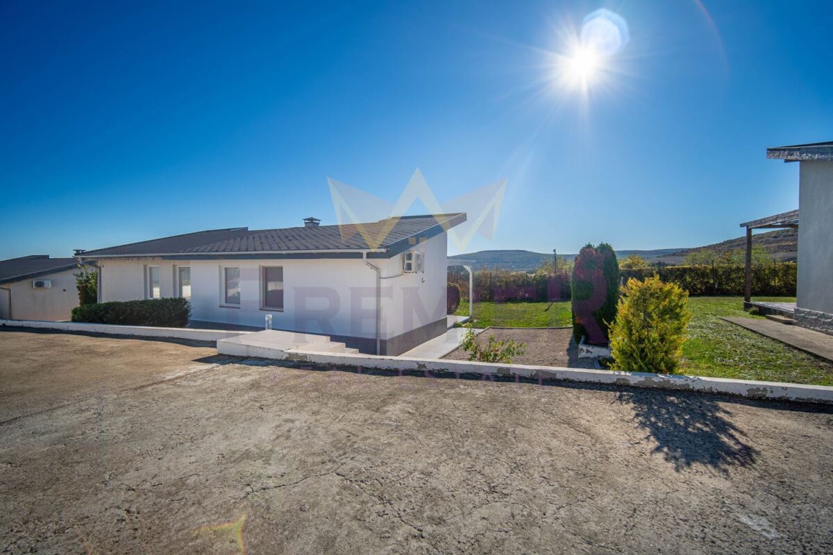 Самостоятелна едноетажна къща с двор в затворен комплекс с морска панорама до с. Кранево. - ИМОТИ ПРЕМИЕР - Агенция за недвижими имоти