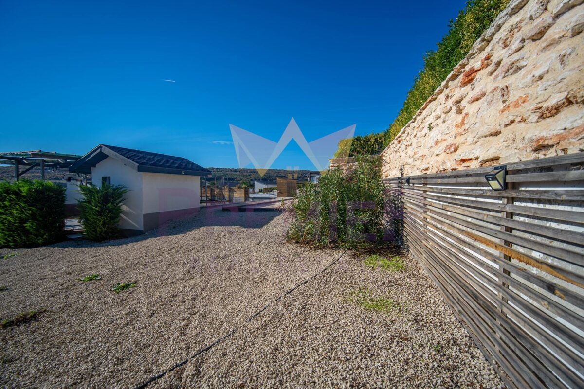 Самостоятелна едноетажна къща тип близнак с двор в затворен комплекс с морска панорама до с. Кранево - ИМОТИ ПРЕМИЕР - Агенция за недвижими имоти