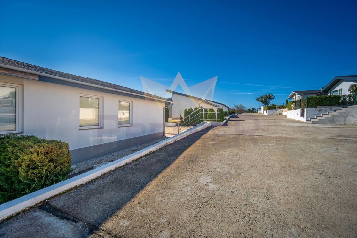 Самостоятелна едноетажна къща с двор в затворен комплекс с морска панорама до с. Кранево. - ИМОТИ ПРЕМИЕР - Агенция за недвижими имоти