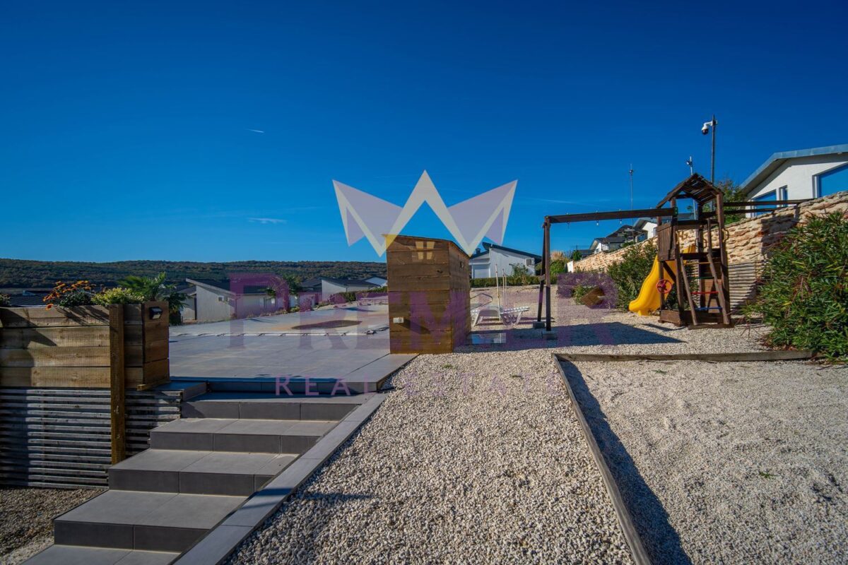 Самостоятелна едноетажна къща с двор в затворен комплекс с морска панорама до с. Кранево. - ИМОТИ ПРЕМИЕР - Агенция за недвижими имоти