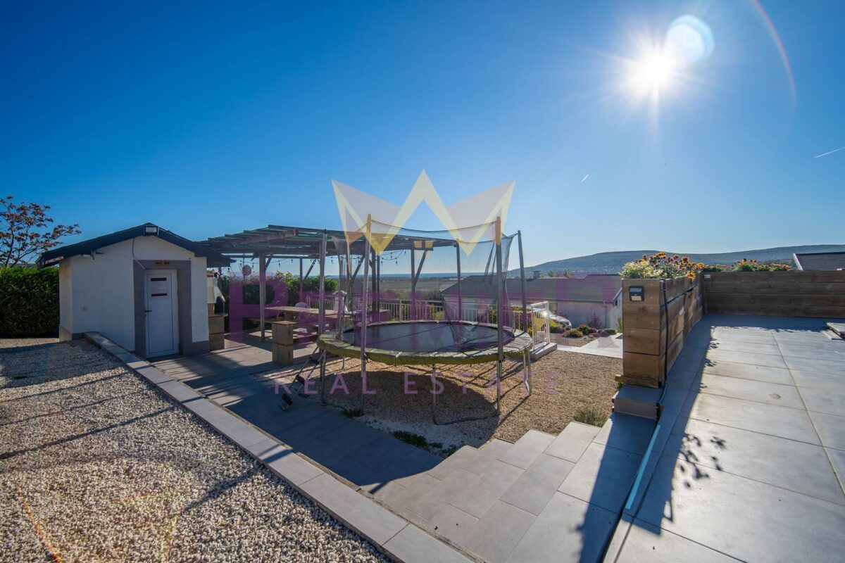 Самостоятелна едноетажна къща с двор в затворен комплекс с морска панорама до с. Кранево. - ИМОТИ ПРЕМИЕР - Агенция за недвижими имоти