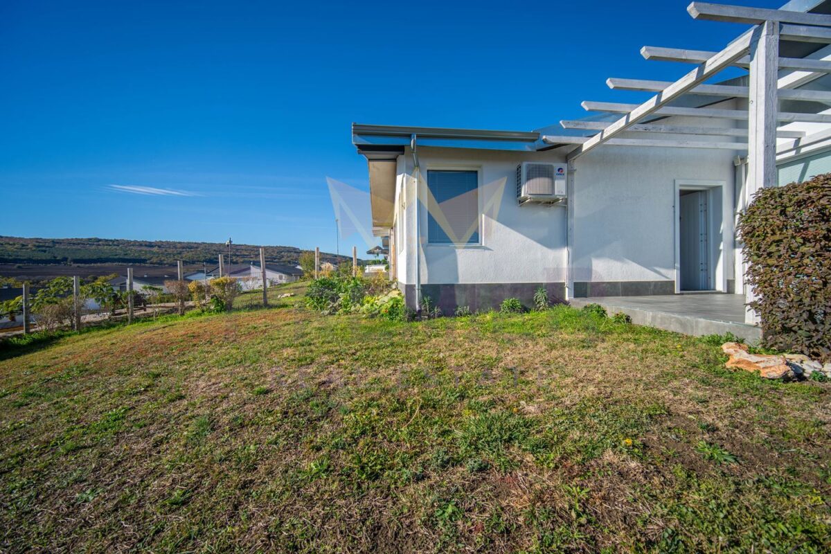 Самостоятелна едноетажна къща тип близнак с двор в затворен комплекс с морска панорама до с. Кранево - ИМОТИ ПРЕМИЕР - Агенция за недвижими имоти