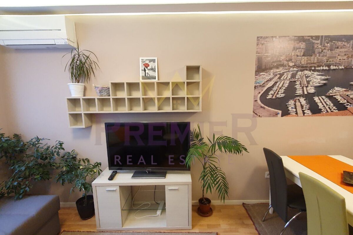 ЛУКСОЗНО ОБЗАВЕДЕН ТРИСТЕН АПАРТАМЕНТ В РАЙОНА НА НЕПТУН - ИМОТИ ПРЕМИЕР - Агенция за недвижими имоти