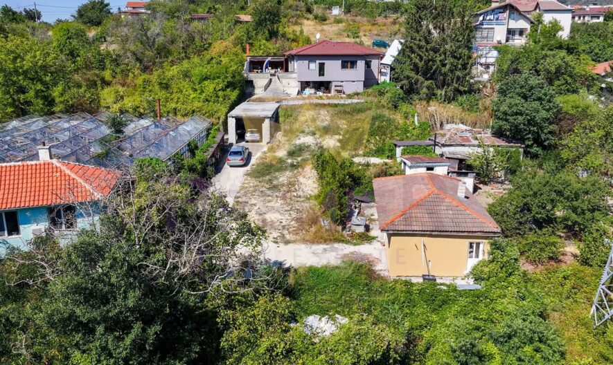 Две Къщи с 2 дка Двор в кв. Изгрев гр.Варна -  - снимка 37 - Имоти Премиер