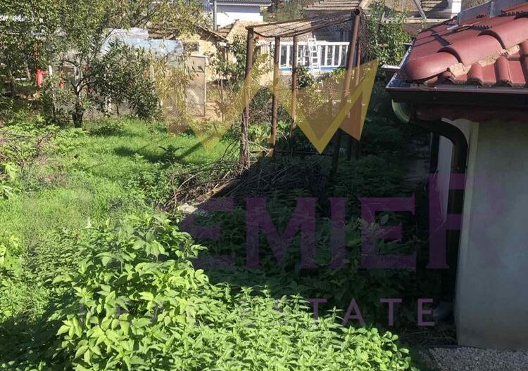 Двуетажна къща в гр. Вълчи дол, обл.Варна -  - снимка 22 - Имоти Премиер