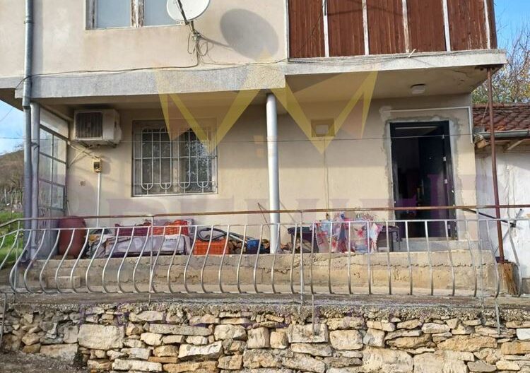 Двуетажна къща в с. Генерал Кантарджиево -  - снимка 14 - Имоти Премиер