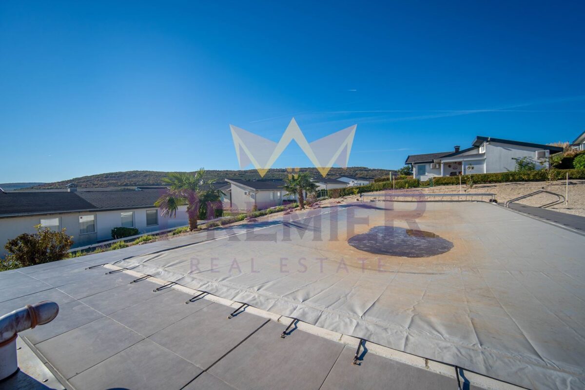 Самостоятелна едноетажна къща с двор в затворен комплекс с морска панорама до с. Кранево. - ИМОТИ ПРЕМИЕР - Агенция за недвижими имоти