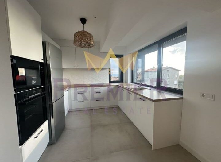 Голям тристаен апартамент, кв. Галата, гр. Варна - - снимка 3 - Имоти Премиер