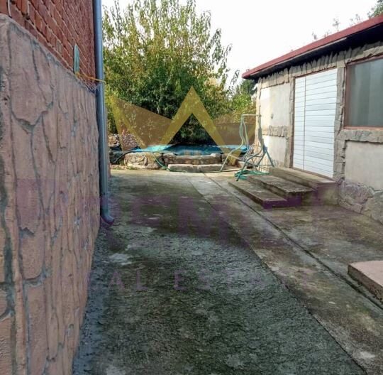 Имот с две къщи, басейн и овощна градина и басейн в живописното село Ливада -  - снимка 5 - Имоти Премиер