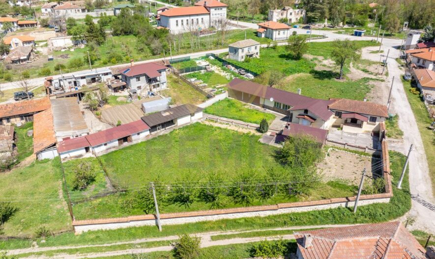 КЪЩА С ДВОР 2200КВ.М. С. БОТЕВО -  - снимка 28 - Имоти Премиер