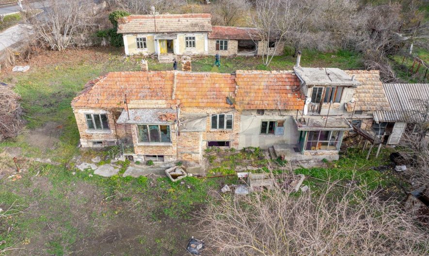 КЪЩА В ЦЕНТЪРА НА село Кипра, област Варна -  - снимка 9 - Имоти Премиер