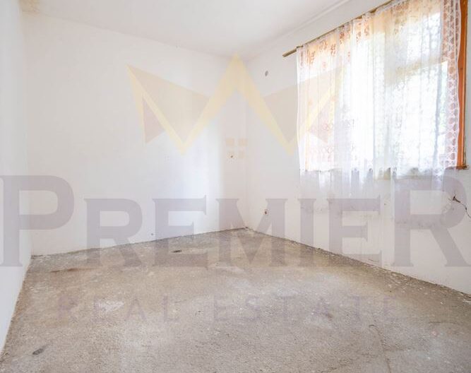 ПРОДАВАТ СЕ ДВЕ КЪЩИ В С.ЛИВАДА -  - снимка 28 - Имоти Премиер