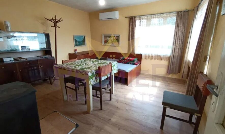 Просторен имот за живеене с голям двор и селскостопански постройки в с.Кипра -  - снимка 10 - Имоти Премиер