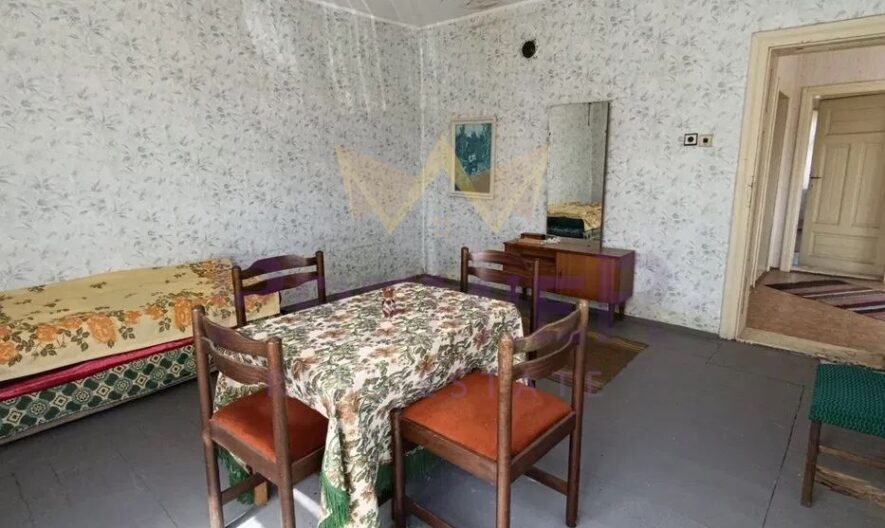 Просторен имот за живеене с голям двор и селскостопански постройки в с.Кипра -  - снимка 11 - Имоти Премиер