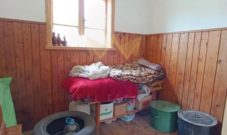 Просторен имот за живеене с голям двор и селскостопански постройки в с.Кипра -  - снимка 12 - Имоти Премиер